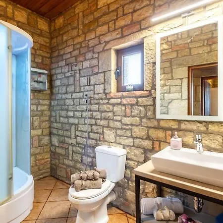 Dom wakacyjny Polilimnio Mini Castle - Fotini's Unique Eco Gem *