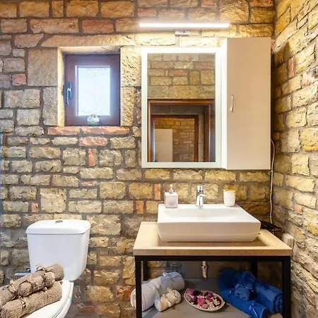 Dom wakacyjny Polilimnio Mini Castle - Fotini's Unique Eco Gem *
